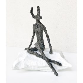 sculpture animalière sur un oreiller
