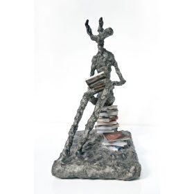 sculpture animalière avec des livres