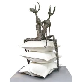 sculpture de deux figures animalières sur trois coussins.