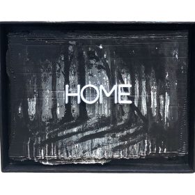 peinture noir et blanc d'une forêt avec le mot Home superposé