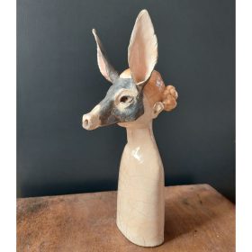sculpture d'un buste masqué avec visage d'âne
