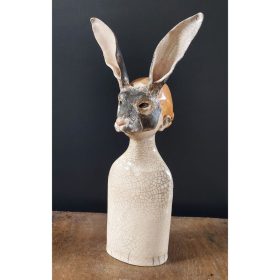 sculpture d'un buste masqué avec visage de lièvre