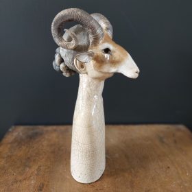 sculpture d'un buste masqué avec visage de mouflon