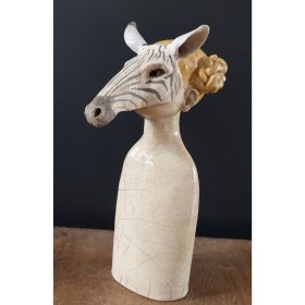 sculpture d'un buste masqué avec visage de zèbre