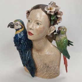 sculpture des perroquet posés sur l'épaule d'un buste de femme