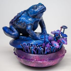 sculpture d'un crapaud sur boite de bijoux qui s'ouvre. Fleurs à l'intérieur