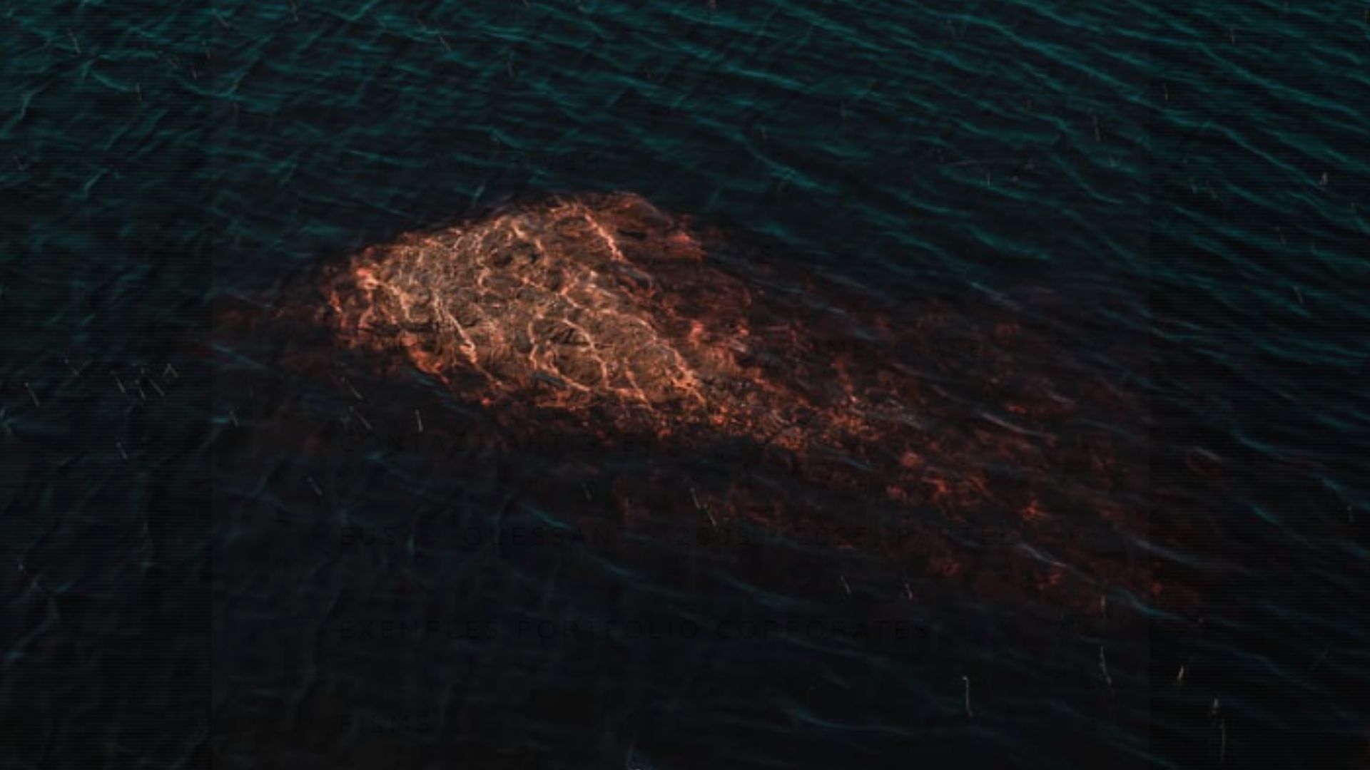 photo d'un rocher submergé dans la mer