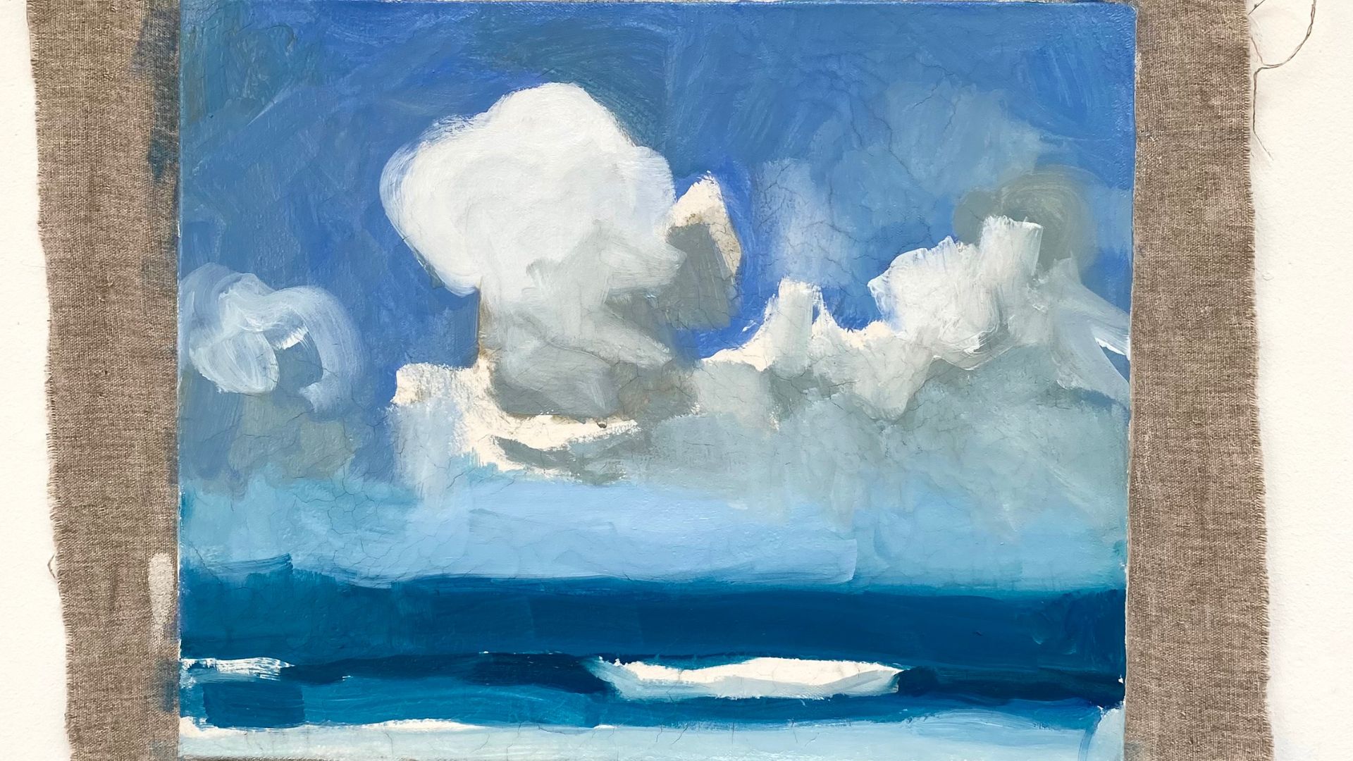 paysage de mer avec nuages blancs