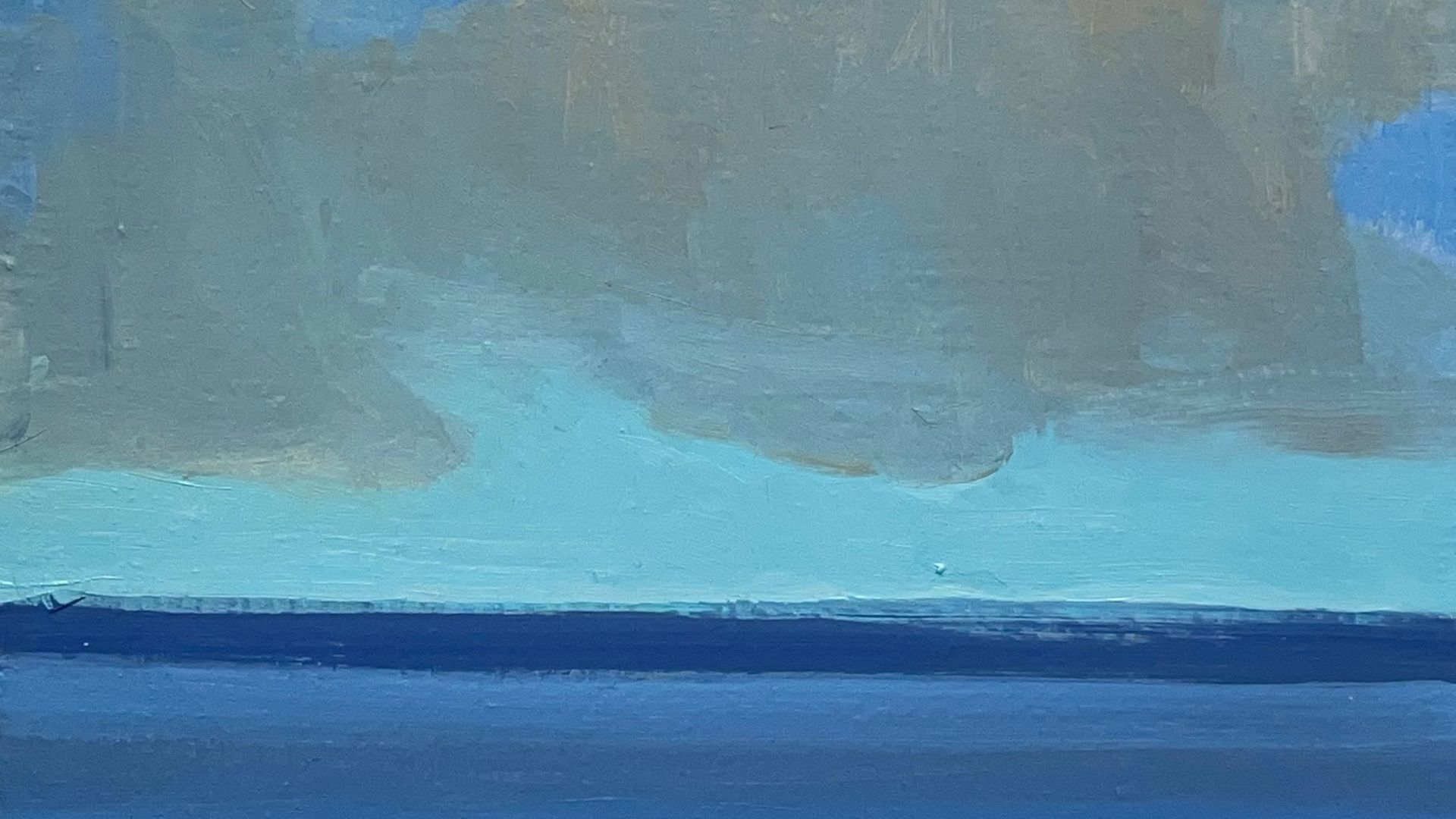 nuages gris au dessus de la mer