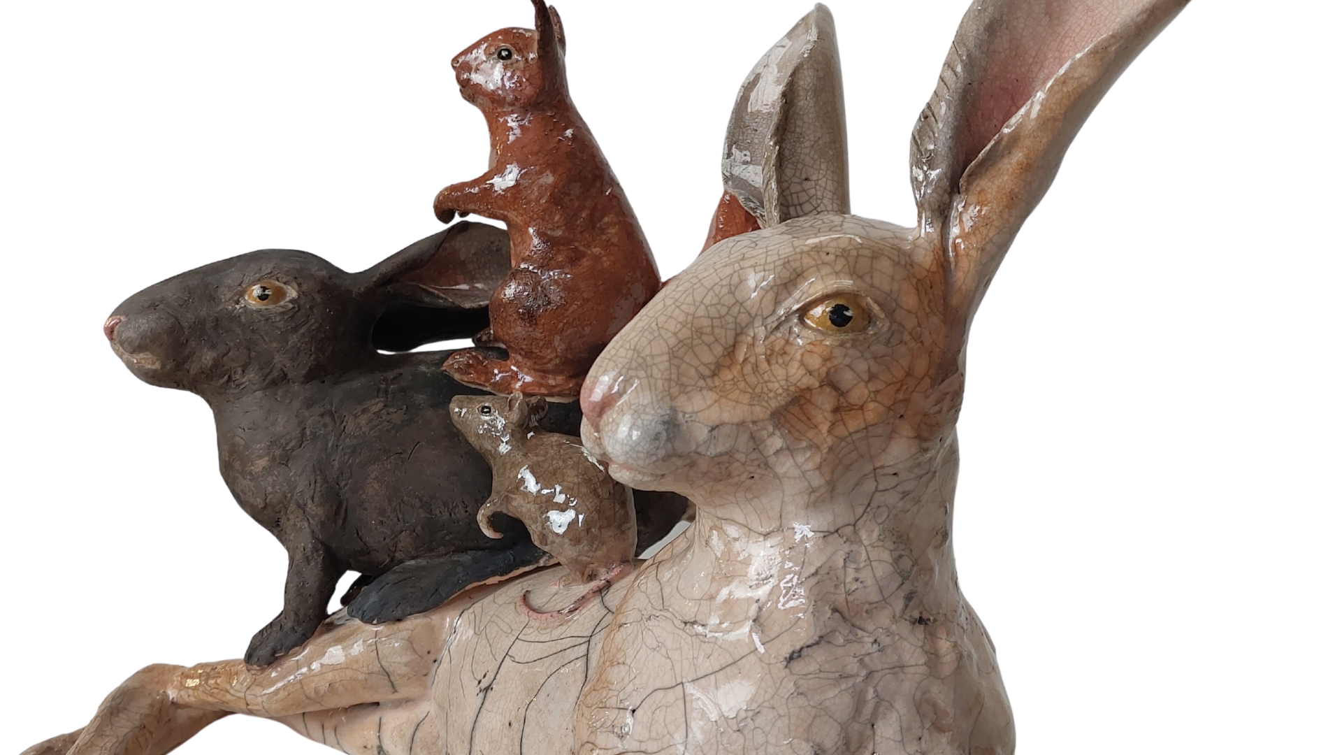 Sculpture animale d'un lapin avec un écureuil et un autre lapin