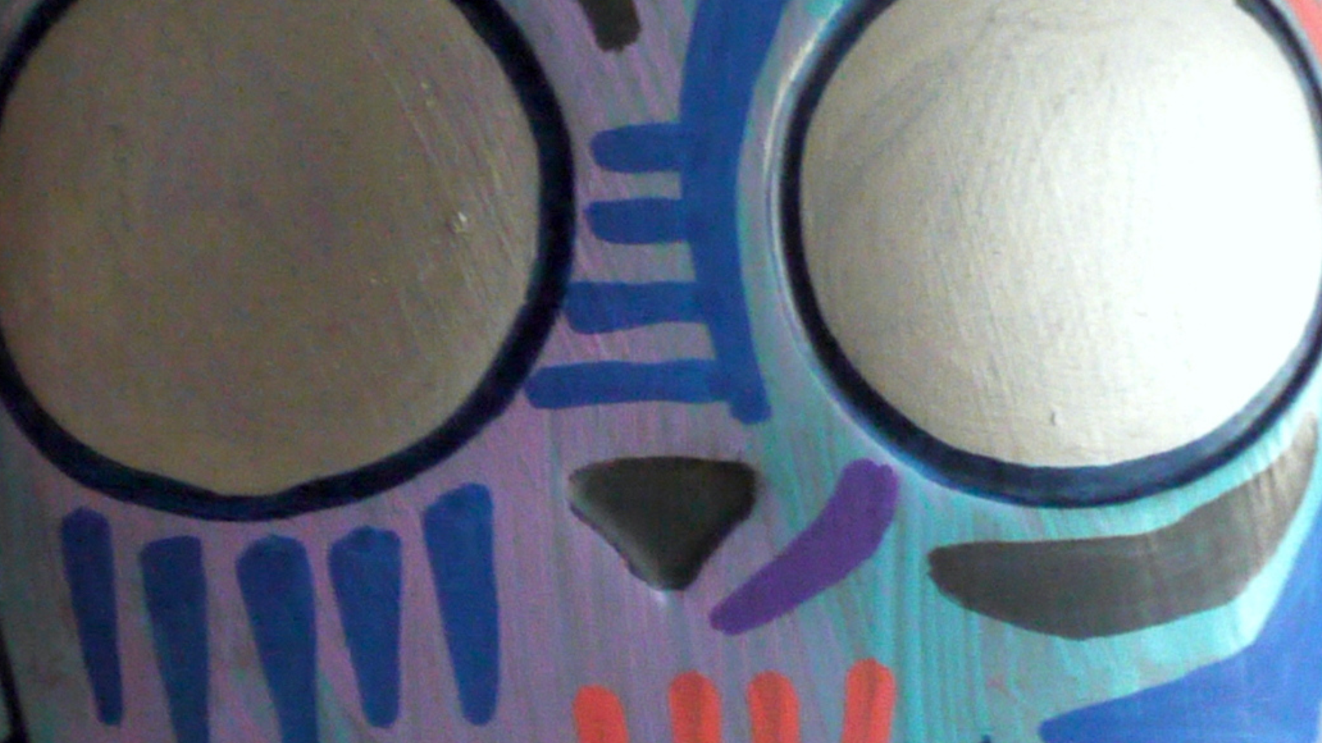 Posca et acrylique sur un jouet