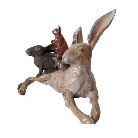Sculpture animale d'un lapin avec un écureuil et un autre lapin