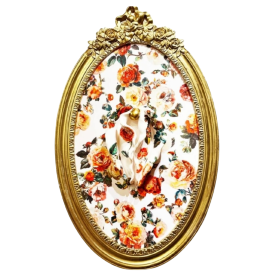 Sculpture d'une vulve camouflée dans un cadre