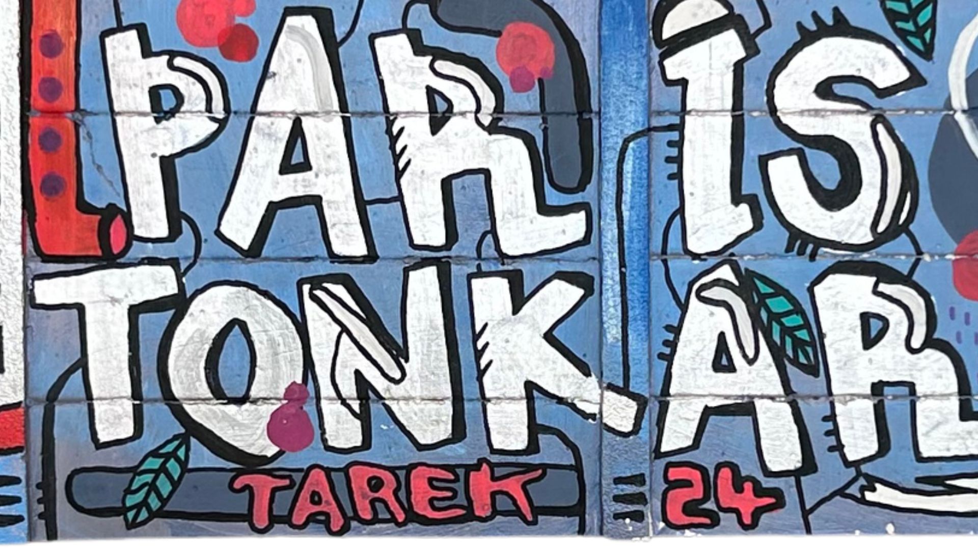 Mini mur en plâtre peint avec motif street art