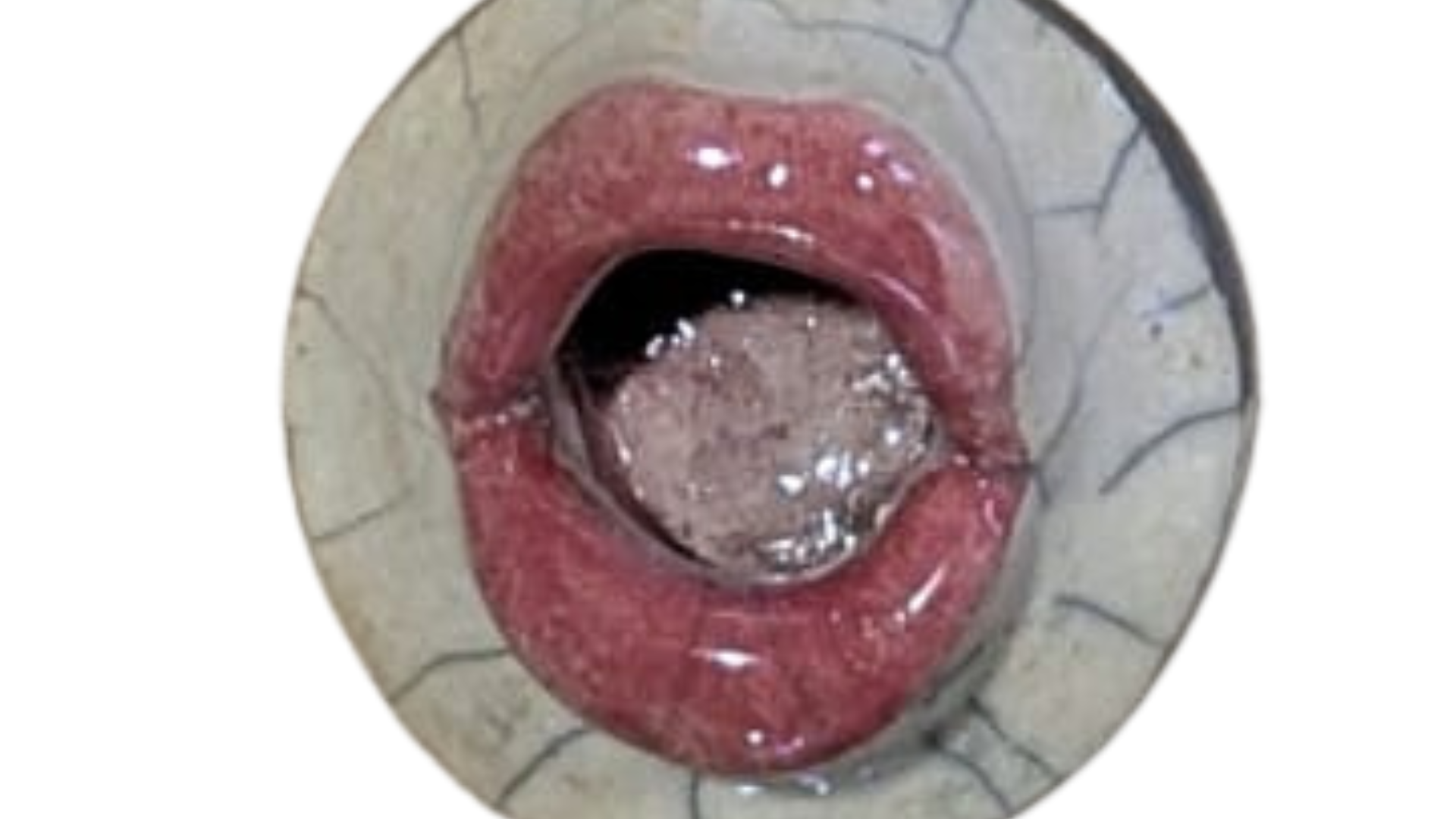 Œuvre mural ronde d'une bouche de femme ouverte