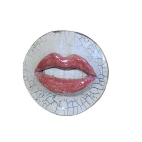 Œuvre mural ronde d'une bouche de femme avec dents apparentes