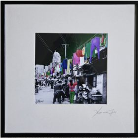 Photographie d'un quartier chinois avec une femme qui étend des vêtements