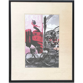 Photographie d'un quartier chinois avec une affiche d'une femme et un vélo