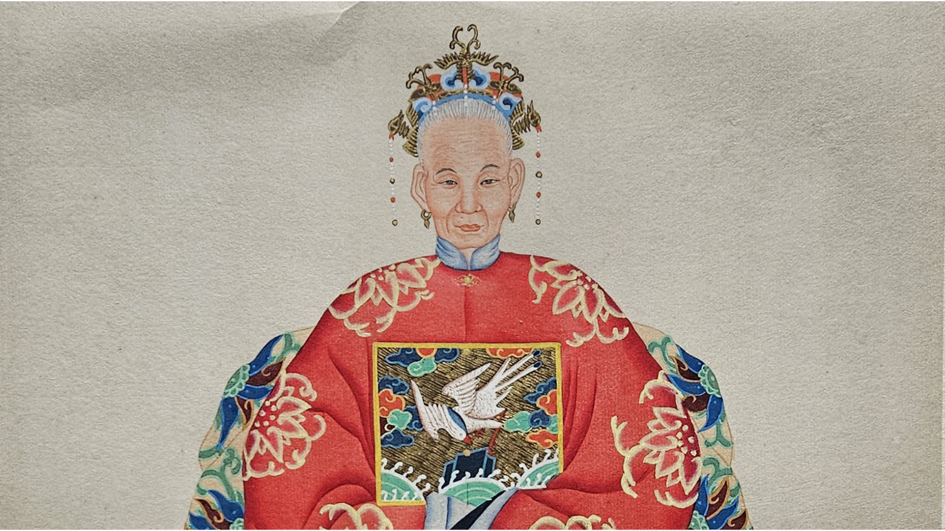 Femme en costume chinois avec des motifs