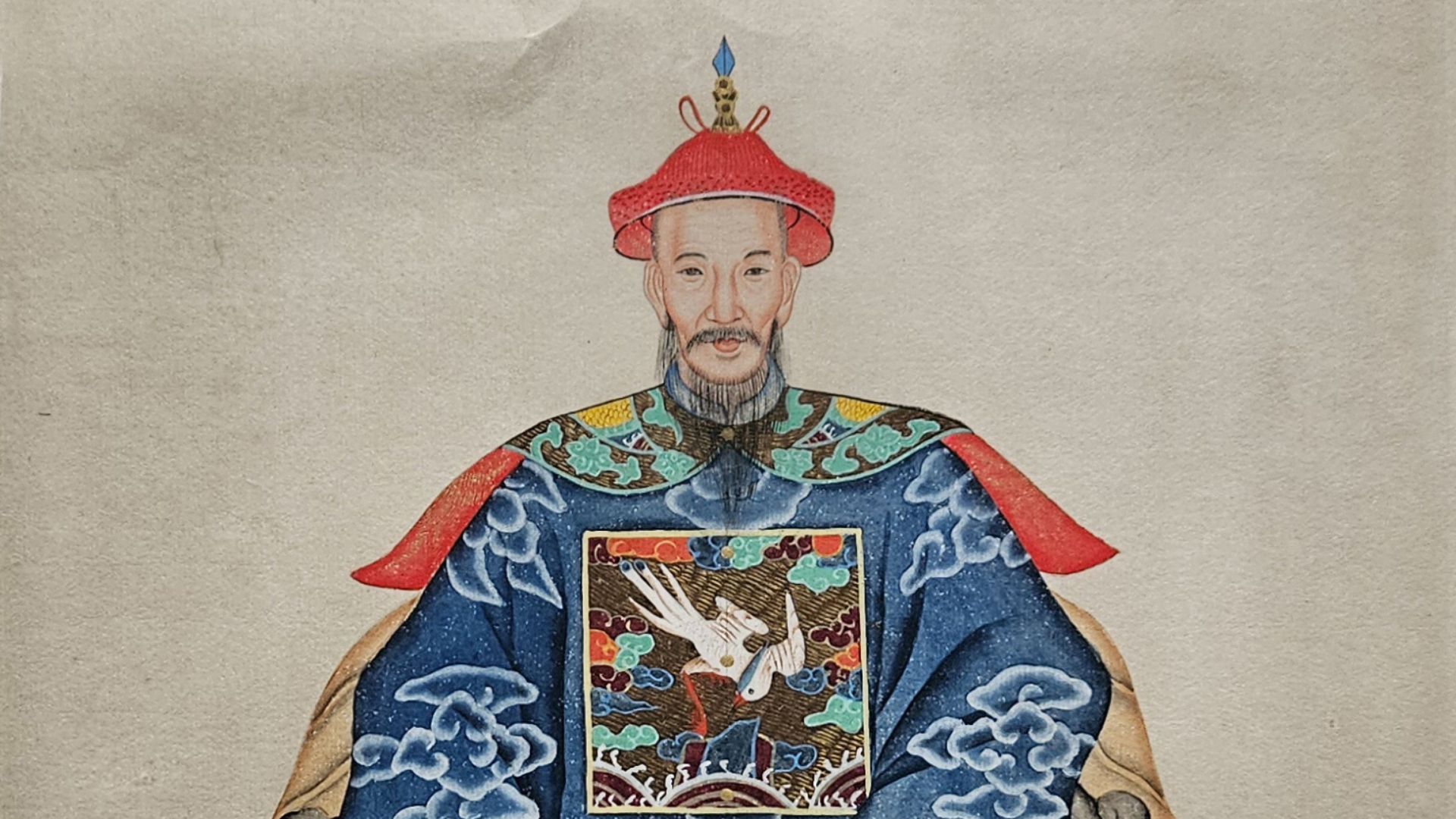 Homme en costume chinois avec des motifs