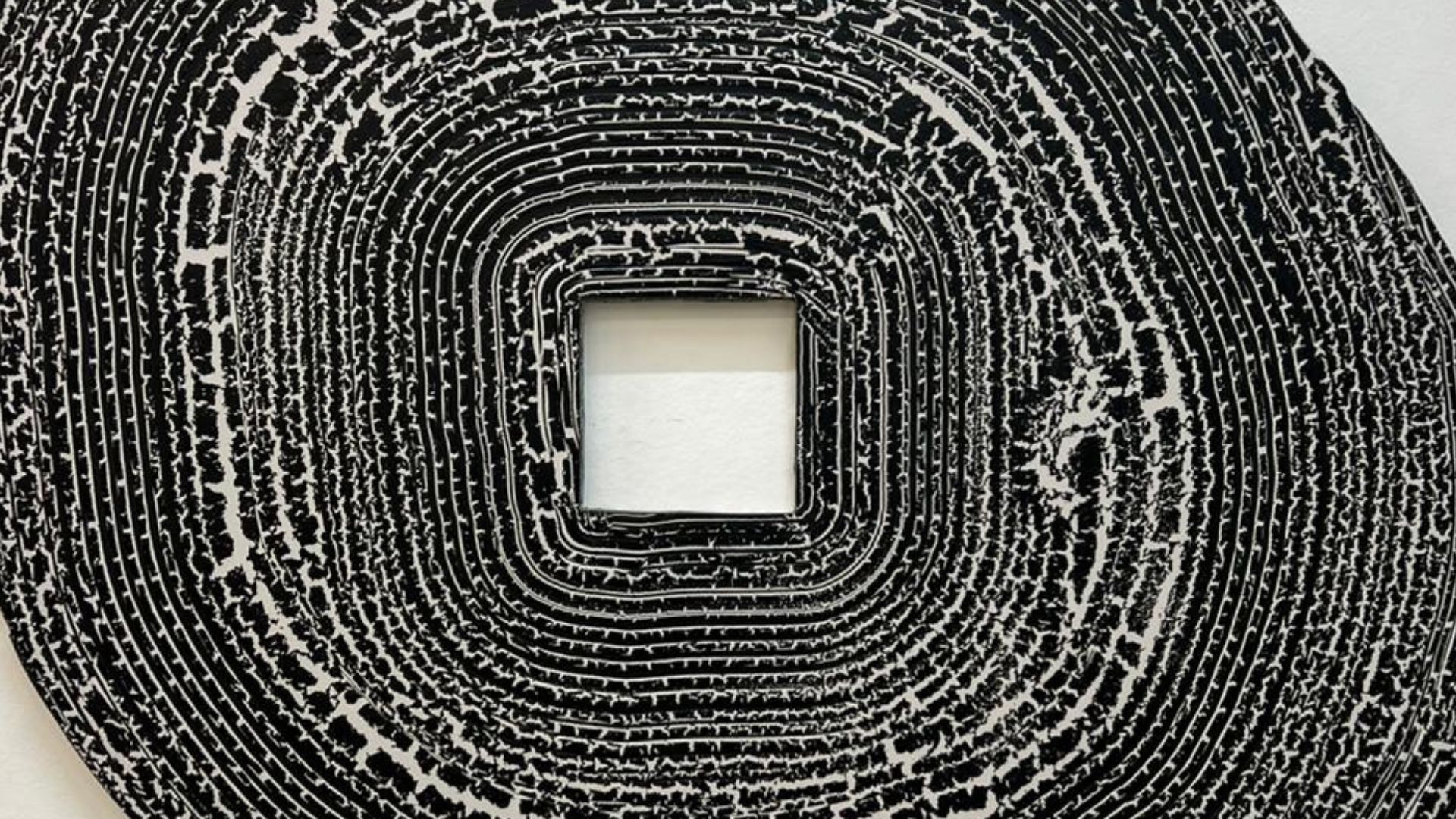 peinture noir et blanc en forme de cercle de l'outsider