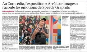 Photo de Speedy Graphito devant ses oeuvres