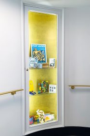Vitrine de la Galerie remplie de Lapintures