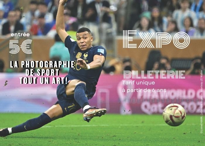 Killian Mbappé en train de frapper le ballon