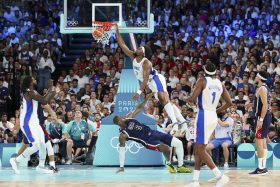 Catherine Steenkeste, The Poster, Guerschon Yabusele réalisant un dunk au-dessus de LeBron James lors de la finale olympique de basket France–États-Unis à Paris, le 10 août 2024.