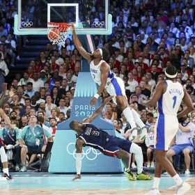 Catherine Steenkeste, The Poster, Guerschon Yabusele réalisant un dunk au-dessus de LeBron James lors de la finale olympique de basket France–États-Unis à Paris, le 10 août 2024.