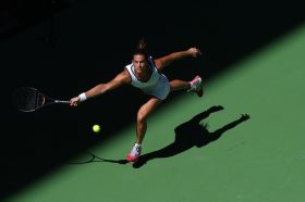 Corinne Dubreuil, Amélie (2), portrait d’Amélie Mauresmo en plein effort lors de l’Open d’Australie 2004, mettant en valeur l’intensité de son geste et sa concentration.
