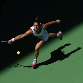 Corinne Dubreuil, Amélie (2), portrait d’Amélie Mauresmo en plein effort lors de l’Open d’Australie 2004, mettant en valeur l’intensité de son geste et sa concentration.