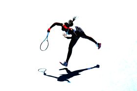 Corinne Dubreuil, Coco, photographie de Coco Gauff en action lors de l’Open d’Australie 2023, où sa silhouette se dessine dans un jeu graphique de lumière, d’ombres et de contrastes.