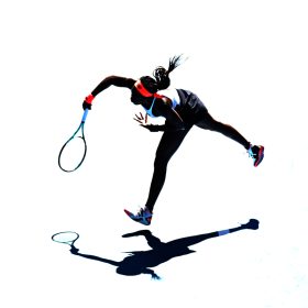 Corinne Dubreuil, Coco, photographie de Coco Gauff en action lors de l’Open d’Australie 2023, où sa silhouette se dessine dans un jeu graphique de lumière, d’ombres et de contrastes.