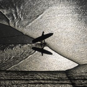 Corinne Dubreuil, Lines, photographie de la plage de la Côte des Basques à Biarritz, où les courbes du rivage, les ombres et les lignes de l’océan composent un paysage graphique.