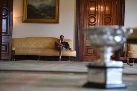 Corinne Dubreuil, Roger, le vingtième (2), portrait de Roger Federer à Melbourne en janvier 2018, au lendemain de sa victoire à l’Open d’Australie et de son vingtième titre du Grand Chelem, avec le trophée dans un décor élégant.