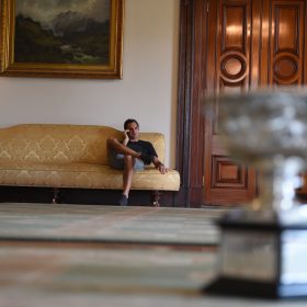 Corinne Dubreuil, Roger, le vingtième (2), portrait de Roger Federer à Melbourne en janvier 2018, au lendemain de sa victoire à l’Open d’Australie et de son vingtième titre du Grand Chelem, avec le trophée dans un décor élégant.