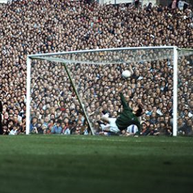 Gerry Cranham, Highbury, Peter Storey transformant un penalty pour Arsenal face à Leeds United, le 11 septembre 1971, tandis que le gardien David Harvey plonge et que les spectateurs de la tribune de Clock End suivent l’action.