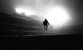 Gerry Cranham, White Hart Lane (1), le gardien de Tottenham John Hollowbread sautant dans sa surface de réparation pour se réchauffer lors du match contre Chelsea, le 4 janvier 1964, dans le brouillard de White Hart Lane.