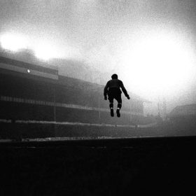Gerry Cranham, White Hart Lane (1), le gardien de Tottenham John Hollowbread sautant dans sa surface de réparation pour se réchauffer lors du match contre Chelsea, le 4 janvier 1964, dans le brouillard de White Hart Lane.