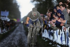 Jean-Christian Biville, L’Enfer, le cycliste Wilfried Peeters couvert de boue sur les pavés de la tranchée d’Arenberg lors de Paris-Roubaix, en 2001.