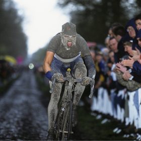 Jean-Christian Biville, L’Enfer, le cycliste Wilfried Peeters couvert de boue sur les pavés de la tranchée d’Arenberg lors de Paris-Roubaix, en 2001.