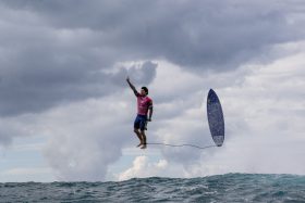 Jérôme Brouillet, The Golden Moment, Gabriel Medina suspendu au-dessus de l’océan avec sa planche de surf aux Jeux olympiques de Paris 2024.