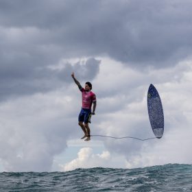Jérôme Brouillet, The Golden Moment, Gabriel Medina suspendu au-dessus de l’océan avec sa planche de surf aux Jeux olympiques de Paris 2024.
