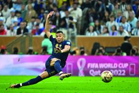 Lionel Hahn, La beauté du geste, Kylian Mbappé réalisant une reprise de volée pour égaliser face à l’Argentine en finale de la Coupe du monde 2022 à Lusail.