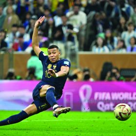 Lionel Hahn, La beauté du geste, Kylian Mbappé réalisant une reprise de volée pour égaliser face à l’Argentine en finale de la Coupe du monde 2022 à Lusail.