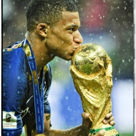 Lionel Hahn, New King, portrait de Kylian Mbappé célébrant la victoire de la France face à la Croatie en finale de la Coupe du monde 2018 à Moscou, avec la deuxième étoile sur son maillot.