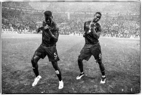Lionel Hahn, Pogdance, photographie de Paul Pogba et Samuel Umtiti dansant sous la pluie après la victoire de la France en finale de la Coupe du monde 2018 à Moscou.