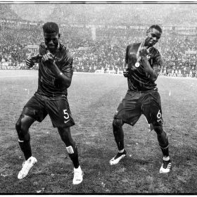 Lionel Hahn, Pogdance, photographie de Paul Pogba et Samuel Umtiti dansant sous la pluie après la victoire de la France en finale de la Coupe du monde 2018 à Moscou.