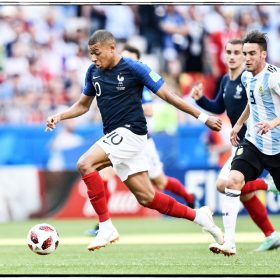 Lionel Hahn, Run, Kylian Mbappé en pleine accélération lors du huitième de finale de la Coupe du monde 2018 entre la France et l’Argentine à Kazan.